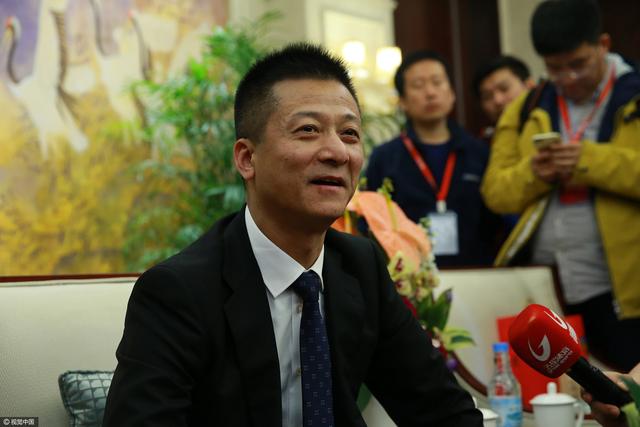 另外一个选择则是让中场球员琼阿梅尼客串出任中后卫。